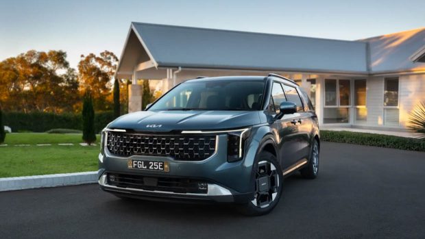 2024 Kia Carnival facelift front 3/4 perspective shot